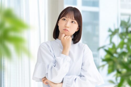 迷っている女性